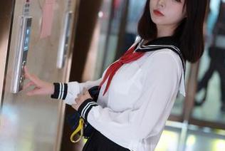 私拍与原图结合：玉汇 kokuhui眼镜中的迷人瞬间等待你的探索！.txt